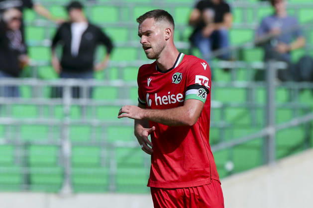 Boris Tomiak (Hannover 96) schaut enttaeuscht waehrend des Freundschaftsspiels zwischen Hannover 96 und dem SC Verl, Heinz von Heiden Arena am 03. October 2026 in Hannover, Deutschland. (Foto von Marco Steinbrenner DeFodi Images) +++ Boris Tomiak (Hannover 96) looks dejected during the Friendly match between Hannover 96 and SC Verl at Heinz von Heiden Arena on October 3, 2026 in Hannover, Germany. (Photo by Marco Steinbrenner DeFodi Images) (Photo by Marco Steinbrenner DeFodi Images) -