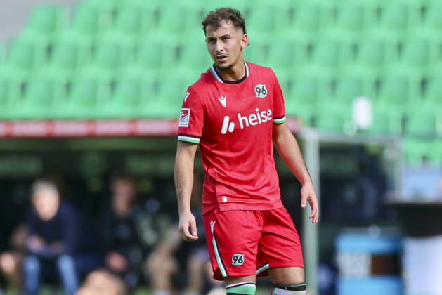 Taycan Ectibasi (Hannover 96) schaut waehrend des Freundschaftsspiels zwischen Hannover 96 und dem SC Verl, Heinz von Heiden Arena am 03. October 2026 in Hannover, Deutschland. (Foto von Marco Steinbrenner DeFodi Images) +++ Taycan Ectibasi (Hannover 96) looks on during the Friendly match between Hannover 96 and SC Verl at Heinz von Heiden Arena on October 3, 2026 in Hannover, Germany. (Photo by Marco Steinbrenner DeFodi Images) (Photo by Marco Steinbrenner DeFodi Images) -