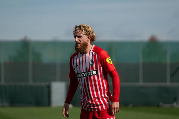 03.10.2026, xjyhynx, Fussball Testspiel, SC Freiburg - FC Luzern, v.l. Niklas Beste (19, SC Freiburg) beobachtet einen Eckball Freiburg