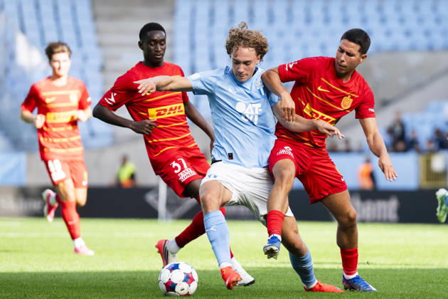 261003 Anton Höög of Malmö FF in between Lamine Sadio and Nicklas Rojkjaer of FC Nordsjälland during the Friendly match between Malmö FF and FC Nordsjälland on October 3, 2026 in Malmö. Photo: Avdo Bilkanovic BILDBYRAN COP 115 AB0391 fotboll football soccer fotball träningsmatch friendly match malmö ff fc nordsjälland bbeng Copyright: AVDOxBILKANOVIC BB261003AB025