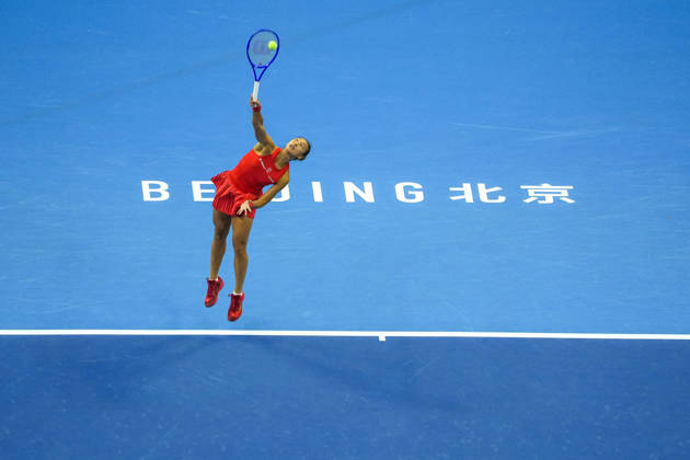 (261003) -- BEIJING, Oct. 3, 2026 -- Zheng Qinwen of China serves to Anna Kalinskaya of Russia during the women s singles second round match at 2026 China Open tennis tournament in Beijing, China, Oct. 3, 2026. ) (SP)CHINA-BEIJING-TENNIS-CHINA OPEN-WOMEN S SINGLES(CN) XiexHan 