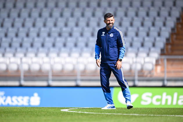 03.10.2026, Fussball, Saison 2026 2027, Testspiel, SC Austria Lustenau - FC Schalke 04, Trainer Miron Muslic (FC Schalke 04) xRHR-FOTO YYx Copyright: KROEGER RHR-FOTOx RHR-FOTO YY