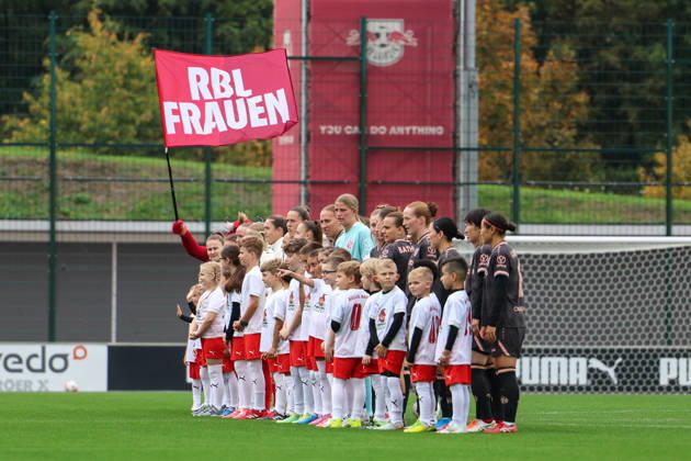 Deutschland: Fußball Google Pixel Frauen-Bundesliga 2026 - 2027, 6. Spieltag - RB Leipzig gegen FSV Mainz 05, Trainingszentrum von RB Leipzig (Leipzig): Einlauf Teams Copyright: xLucasxWalterx