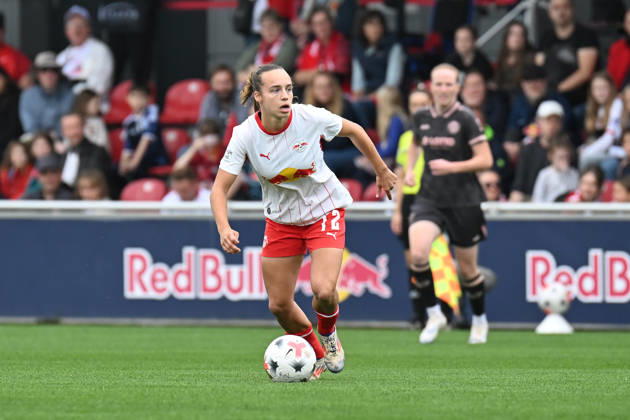 Fußball I Frauen I Saison 2026-2027 I Bundesliga I 6. Spieltag I RB Leipzig - 1. FSV Mainz 05 I 03.10.2026 Jasmien Mathys (12, Rasenballsport Leipzig) dribbelt mit dem Ball Freisteller, Nahaufnahme, Porträt, Portrait, Einzelfoto, Einzelbild, Körper Leipzig RB Trainingszentrum, Cottaweg 7 Sachsen Deutschland Copyright: xLobeca InesxHähnelx