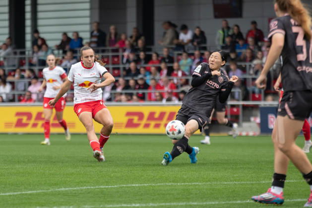 Google Pixel Frauen-Bundesliga, RB Leipzig - FSV Mainz 05; 03.10.2026 Jasmien Mathys (12, RB Leipzig) mit einem Schussversuch. Fußball, Google Pixel Frauen-Bundesliga, Saison 2026 2027, 6. Spieltag: RB Leipzig vs. FSV Mainz 05 am 03.10.2026, Trainingszentrum Cottaweg, Leipzig. DFB REGULATIONS PROHIBIT ANY USE OF PHOTOGRAPHS AS IMAGE SEQUENCES AND OR QUASI-VIDEO. Copyright: xBEAUTIFULxSPORTS JanxKaeferx