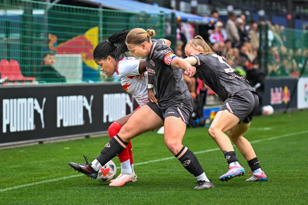 Fußball I Frauen I Saison 2026-2027 I Bundesliga I 6. Spieltag I RB Leipzig - 1. FSV Mainz 05 I 03.10.2026 Kampf um den Ball zwischen Delice Boboy (17, Rasenballsport Leipzig), Johanna Maria Berg (9, 1. FSV Mainz 05) und Maja Lara Pageler (37, 1. FSV Mainz 05) Leipzig RB Trainingszentrum, Cottaweg 7 Sachsen Deutschland Copyright: xLobeca InesxHähnelx