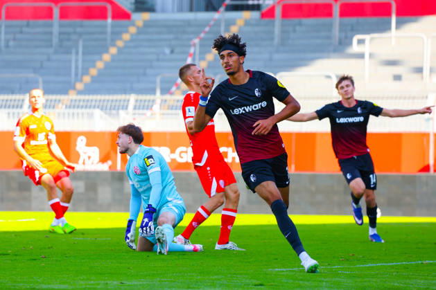 03.10.2026, xusrbx, Fussball Regionalliga Suedwest, FSV Mainz 05 U23 - SC Freiburg II v.l. Krish Raweri (SC Freiburg II, 7), macht das Tor zum 1:0 in der 17. Spielminute, Torjubel, Mainz