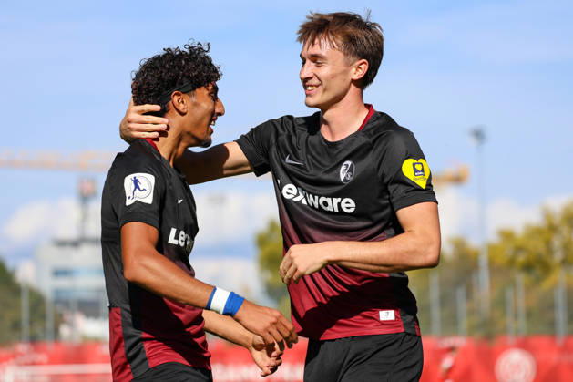 03.10.2026, xusrbx, Fussball Regionalliga Suedwest, FSV Mainz 05 U23 - SC Freiburg II v.l. Krish Raweri (SC Freiburg II, 7), macht das Tor zum 1:0 in der 17. Spielminute, Torjubel, Jack James (SC Freiburg II, 14), Mainz