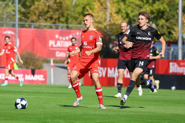 03.10.2026, xusrbx, Fussball Regionalliga Suedwest, FSV Mainz 05 U23 - SC Freiburg II v.l. Philipp Schulz (FSV Mainz 05 II, 6), Jack James (SC Freiburg II, 14), Mainz