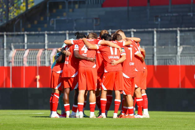 03.10.2026, xusrbx, Fussball Regionalliga Suedwest, FSV Mainz 05 U23 - SC Freiburg II v.l. die Spieler von Mainz 05, Die Spieler vom bilden einen Mannschaftskreis zum Schulterschluss, Mainz