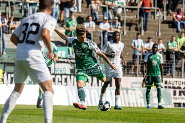 03.10.2026, xdaymx, Fussball Regionalliga Suedwest, FC 08 Homburg - SG Barockstadt Fulda-Lehnerz. Justin Petermann (FC 08 Homburg) mit einem Schussversuch. Homburg