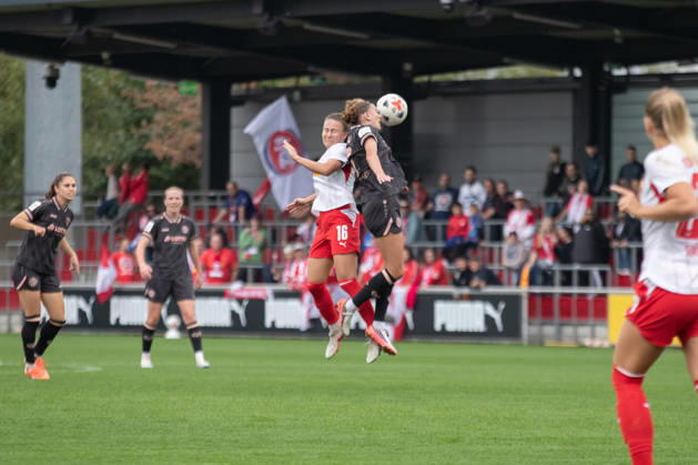 Google Pixel Frauen-Bundesliga, RB Leipzig - FSV Mainz 05; 03.10.2026 Annabel Schasching (16, RB Leipzig) mit Gentiana Fetaj (7, FSV Mainz 05) im Kopfball-Duell. Fußball, Google Pixel Frauen-Bundesliga, Saison 2026 2027, 6. Spieltag: RB Leipzig vs. FSV Mainz 05 am 03.10.2026, Trainingszentrum Cottaweg, Leipzig. DFB REGULATIONS PROHIBIT ANY USE OF PHOTOGRAPHS AS IMAGE SEQUENCES AND OR QUASI-VIDEO. Copyright: xBEAUTIFULxSPORTS JanxKaeferx
