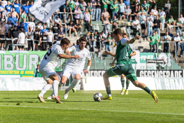 03.10.2026, xdaymx, Fussball Regionalliga Suedwest, FC 08 Homburg - SG Barockstadt Fulda-Lehnerz. Marc Ehrhart (FC 08 Homburg) mit dem Schussversuch. Homburg