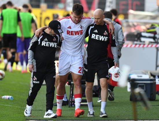 03.10.2026, xophax, Fussball 1.Bundesliga, 1.FC Koeln. Länderspielpause : Freundschaftsspiel : Viktoria Köln gegen 1.FC Köln . Thijs Dallinga ( 1.FC Köln ) wird verletzt vom Platz getragen. Koeln