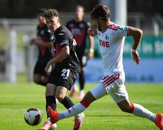 03.10.2026, xophax, Fussball 1.Bundesliga, 1.FC Koeln. Länderspielpause : Freundschaftsspiel : Viktoria Köln gegen 1.FC Köln . Lucas Wolf , links ( Viktoria ) und Jan Thielmann , rechts ( 1.FC Köln ) Koeln
