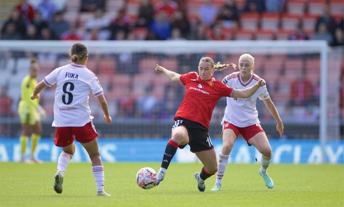 RECORD DATE NOT STATED Football - FA Women s Super League - Liverpool FC Women v Everton FC Women LIVERPOOL, ENGLAND - Sunday, September 27, 2026: Manchester United, ManU Women s Elisabeth Terland (L) is challenged by Liverpool FC Women s captain Grace Fisk during the FA Women™s Super League match between Liverpool FC Women and Everton FC Women, the Merseyside Derby, at Anfield. (Photo by David Rawcliffe Propaganda) LIVERPOOL Anfield MERSEYSIDE ENGLAND  Copyright: xDavidxRawcliffex 2026-10-03-Man_Utd_Women_v_Liverpool_Women-030