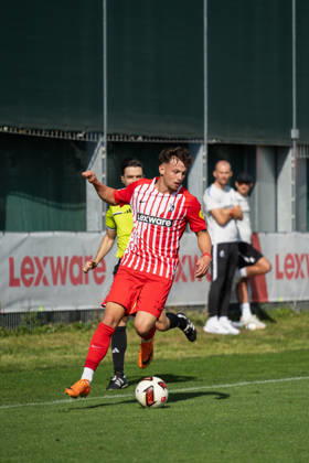 03.10.2026, xjyhynx, Fussball Testspiel, SC Freiburg - FC Luzern, v.l. Leon Catch (53,SC Freiburg) im Dribbling Freiburg