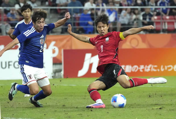 (261003) -- TOYOTA, Oct. 3, 2026 -- Eom Jisung (R) of South Korea shoots and scores during the men s final match of football between South Korea and Japan at 20th Asian Games Aichi-Nagoya 2026 in Toyota of Aichi Prefecture, Japan, Oct. 3, 2026. ) (SP)JAPAN-TOYOTA-ASIAN GAMES-FOOTBALL-MEN S FINAL-KOR VS JPN LuixSiuxWai 