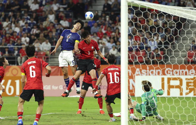 (261003) -- TOYOTA, Oct. 3, 2026 -- Ichihara Rion (top) of Japan jumps for a header during the men s final match of football between South Korea and Japan at 20th Asian Games Aichi-Nagoya 2026 in Toyota of Aichi Prefecture, Japan, Oct. 3, 2026. ) (SP)JAPAN-TOYOTA-ASIAN GAMES-FOOTBALL-MEN S FINAL-KOR VS JPN JiaxHaocheng 