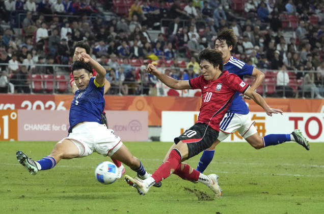 (261003) -- TOYOTA, Oct. 3, 2026 -- Bae Junho (2nd R) of South Korea shoots during the men s final match of football between South Korea and Japan at 20th Asian Games Aichi-Nagoya 2026 in Toyota of Aichi Prefecture, Japan, Oct. 3, 2026. ) (SP)JAPAN-TOYOTA-ASIAN GAMES-FOOTBALL-MEN S FINAL-KOR VS JPN LvxXiaowei 