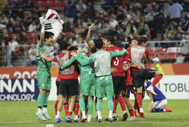 (261003) -- TOYOTA, Oct. 3, 2026 -- Players of South Korea celebrate victory after the men s final match of football between South Korea and Japan at 20th Asian Games Aichi-Nagoya 2026 in Toyota of Aichi Prefecture, Japan, Oct. 3, 2026. ) (SP)JAPAN-TOYOTA-ASIAN GAMES-FOOTBALL-MEN S FINAL-KOR VS JPN JiaxHaocheng 