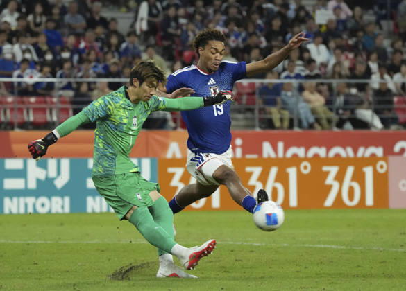 (261003) -- TOYOTA, Oct. 3, 2026 -- Goalkeeper of South Korea Kim Joonhong (L) defends during the men s final match of football between South Korea and Japan at 20th Asian Games Aichi-Nagoya 2026 in Toyota of Aichi Prefecture, Japan, Oct. 3, 2026. ) (SP)JAPAN-TOYOTA-ASIAN GAMES-FOOTBALL-MEN S FINAL-KOR VS JPN LuixSiuxWai 