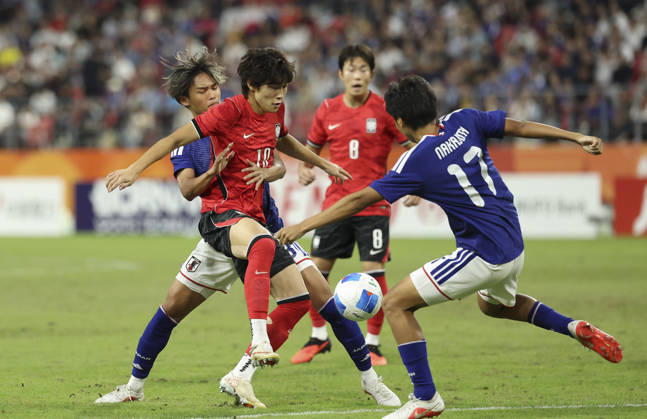 (261003) -- TOYOTA, Oct. 3, 2026 -- Bae Junho (2nd L) of South Korea competes during the men s final match of football between South Korea and Japan at 20th Asian Games Aichi-Nagoya 2026 in Toyota of Aichi Prefecture, Japan, Oct. 3, 2026. ) (SP)JAPAN-TOYOTA-ASIAN GAMES-FOOTBALL-MEN S FINAL-KOR VS JPN JiaxHaocheng 