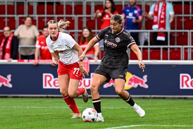 Fußball I Frauen I Saison 2026-2027 I Bundesliga I 6. Spieltag I RB Leipzig - 1. FSV Mainz 05 I 03.10.2026 Charlotte Hulst (77, Rasenballsport Leipzig), Marina Georgieva (3, 1. FSV Mainz 05) Leipzig RB Trainingszentrum, Cottaweg 7 Sachsen Deutschland Copyright: xLobeca InesxHähnelx
