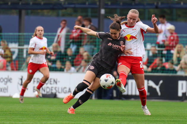 Deutschland: Fußball Google Pixel Frauen-Bundesliga 2026 - 2027, 6. Spieltag - RB Leipzig gegen FSV Mainz 05, Trainingszentrum von RB Leipzig (Leipzig): Zweikampf von Vital Zina Kats (1. FSV Mainz 05 Frauen, 30) und Nikoline Dudek (RB Leipzig Frauen, 24) Copyright: xLucasxWalterx