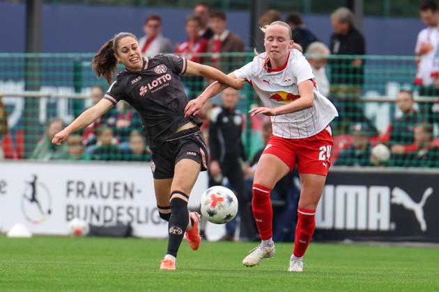 Deutschland: Fußball Google Pixel Frauen-Bundesliga 2026 - 2027, 6. Spieltag - RB Leipzig gegen FSV Mainz 05, Trainingszentrum von RB Leipzig (Leipzig): Zweikampf von Vital Zina Kats (1. FSV Mainz 05 Frauen, 30) und Nikoline Dudek (RB Leipzig Frauen, 24) Copyright: xLucasxWalterx