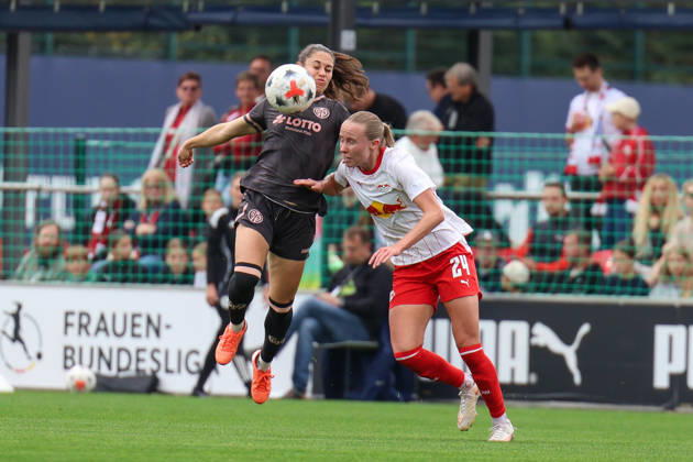 Deutschland: Fußball Google Pixel Frauen-Bundesliga 2026 - 2027, 6. Spieltag - RB Leipzig gegen FSV Mainz 05, Trainingszentrum von RB Leipzig (Leipzig): Zweikampf von Vital Zina Kats (1. FSV Mainz 05 Frauen, 30) und Nikoline Dudek (RB Leipzig Frauen, 24) Copyright: xLucasxWalterx