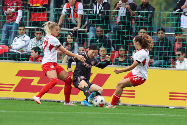 Deutschland: Fußball Google Pixel Frauen-Bundesliga 2026 - 2027, 6. Spieltag - RB Leipzig gegen FSV Mainz 05, Trainingszentrum von RB Leipzig (Leipzig): Zweikampf von Akari Kurishima (1. FSV Mainz 05 Frauen, 6) und Jasmien Mathys (RB Leipzig Frauen, 12) Copyright: xLucasxWalterx