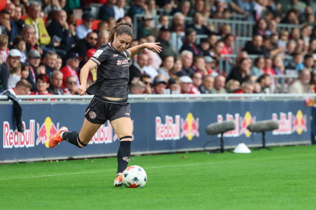 Deutschland: Fußball Google Pixel Frauen-Bundesliga 2026 - 2027, 6. Spieltag - RB Leipzig gegen FSV Mainz 05, Trainingszentrum von RB Leipzig (Leipzig): Flanke von Vital Zina Kats (1. FSV Mainz 05 Frauen, 30) Copyright: xLucasxWalterx