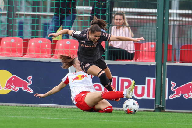 Deutschland: Fußball Google Pixel Frauen-Bundesliga 2026 - 2027, 6. Spieltag - RB Leipzig gegen FSV Mainz 05, Trainingszentrum von RB Leipzig (Leipzig): Zweikampf von Zenia Mertens (RB Leipzig Frauen, 4) und Vital Zina Kats (1. FSV Mainz 05 Frauen, 30) Copyright: xLucasxWalterx