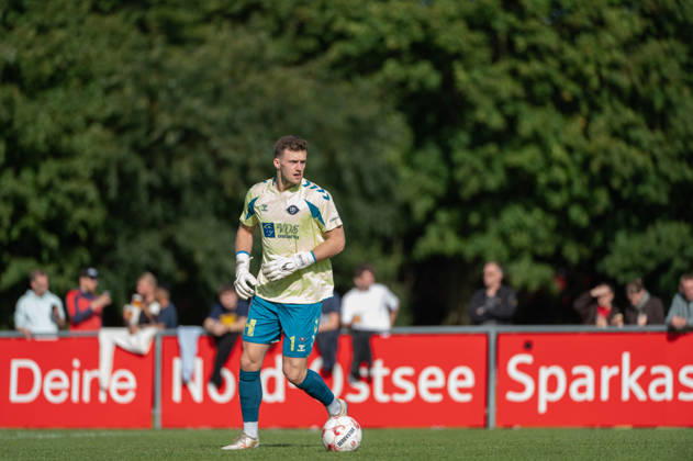 03.10.2026, GER, Fussball, Regionalliga Nord, 12.Spieltag, Saison 2026 2027, Flensburg, Manfred-Werner-Stadion, SC Weiche Flensburg vs VfB Oldenburg, Jhonny PEITZMEIER ( VfB Oldenburg 1 ) Flensburg Manfred-Werner-Stadion Schleswig-Holstein Deutschland Copyright: xnordphotoxGmbHx xRojahnx