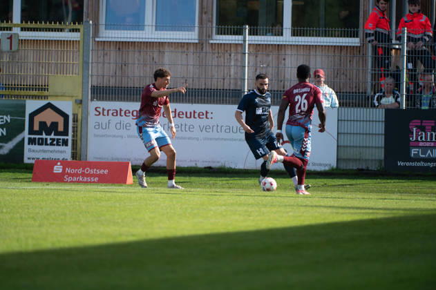 03.10.2026, GER, Fussball, Regionalliga Nord, 12.Spieltag, Saison 2026 2027, Flensburg, Manfred-Werner-Stadion, SC Weiche Flensburg vs VfB Oldenburg, Leon DEMAJ ( VfB Oldenburg 10 ) Ibrahim BASHIRU ALI ( SC Weiche Flensburg 08 26 ) Flensburg Manfred-Werner-Stadion Schleswig-Holstein Deutschland Copyright: xnordphotoxGmbHx xRojahnx