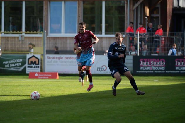 03.10.2026, GER, Fussball, Regionalliga Nord, 12.Spieltag, Saison 2026 2027, Flensburg, Manfred-Werner-Stadion, SC Weiche Flensburg vs VfB Oldenburg, Erolind KRASNIQI( SC Weiche Flensburg 08 48 ) Nick OTTO ( VfB Oldenburg 21 ) Flensburg Manfred-Werner-Stadion Schleswig-Holstein Deutschland Copyright: xnordphotoxGmbHx xRojahnx