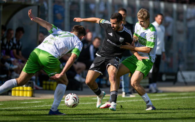 Fussball, Saison 2026 2027, Regionalliga West, 03.10.2026, 11. Spieltag, Herren, 1.FC Bocholt (schwarz) vs. FC Guertsloh (weiss) v.l.: Aleksandar Kandic (FC Guetersloh), Marvin Lorch (1.FC Bocholt), Len Wilkesmann (FC Guetersloh), Bocholt Stadion am Huenting NRW Deutschland