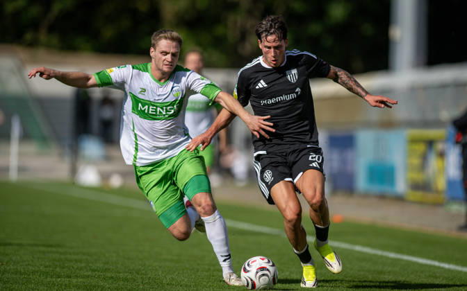 Fussball, Saison 2026 2027, Regionalliga West, 03.10.2026, 11. Spieltag, Herren, 1.FC Bocholt (schwarz) vs. FC Guertsloh (weiss) v.l.: Jan-Lukas Liehr (FC Guetersloh), Ozan Hot (1.FC Bocholt), Bocholt Stadion am Huenting NRW Deutschland