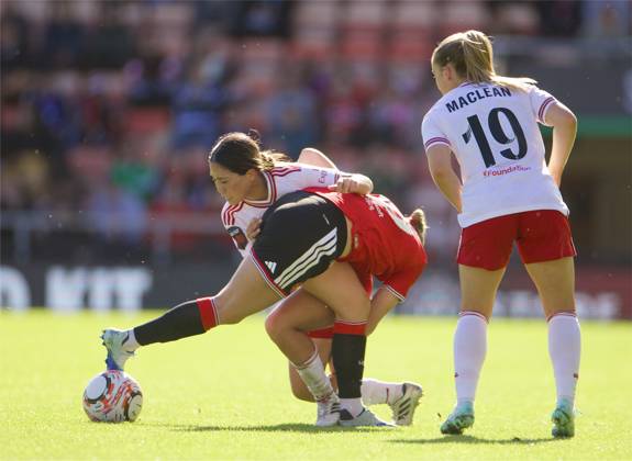 RECORD DATE NOT STATED Football - FA Women s Super League - Liverpool FC Women v Everton FC Women LIVERPOOL, ENGLAND - Sunday, September 27, 2026: Liverpool FC Women s FÅ«ka Nagano challenges Manchester United, ManU Women s Elisabeth Terland during the FA Women™s Super League match between Liverpool FC Women and Everton FC Women, the Merseyside Derby, at Anfield. (Photo by David Rawcliffe Propaganda) LIVERPOOL Anfield MERSEYSIDE ENGLAND  Copyright: xDavidxRawcliffex 2026-10-03-Man_Utd_Women_v_Liverpool_Women-034