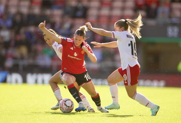 RECORD DATE NOT STATED Football - FA Women s Super League - Liverpool FC Women v Everton FC Women LIVERPOOL, ENGLAND - Sunday, September 27, 2026: Liverpool FC Women s FÅ«ka Nagano (L) challenges Manchester United, ManU Women s Elisabeth Terland during the FA Women™s Super League match between Liverpool FC Women and Everton FC Women, the Merseyside Derby, at Anfield. (Photo by David Rawcliffe Propaganda) LIVERPOOL Anfield MERSEYSIDE ENGLAND  Copyright: xDavidxRawcliffex 2026-10-03-Man_Utd_Women_v_Liverpool_Women-035