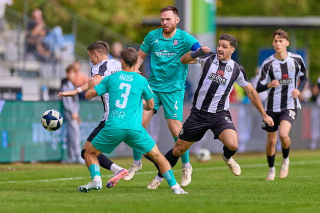 Sasa Maksimovic (VfR Aalen, 07), Christoph Ehlich (FSV Frankfurt, 03), 4,Michael Kleinschrodt (VfR Aalen, 09), Loris Gross (VfR Aalen, 15) GER, VfR Aalen vs. FSV Frankfurt, Fussball, Regionalliga Suedwest - Herren, 10. Spieltag, Spielzeit 2026 2027, 03.10.2026 GER, VfR Aalen vs. FSV Frankfurt, Fussball, Regionalliga Suedwest - Herren, 10. Spieltag, Spielzeit 2026 2027, 03.10.2026 Aalen Copyright: xEibner-Pressefoto GeraldxOelze-dexStoppanyx EP_ODS