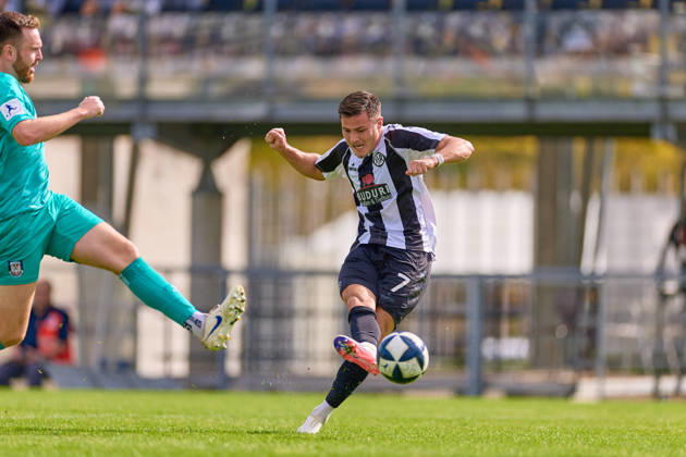 Tim Weissmann (FSV Frankfurt, 04), Torschuss Michael Kleinschrodt (VfR Aalen, 09) GER, VfR Aalen vs. FSV Frankfurt, Fussball, Regionalliga Suedwest - Herren, 10. Spieltag, Spielzeit 2026 2027, 03.10.2026 GER, VfR Aalen vs. FSV Frankfurt, Fussball, Regionalliga Suedwest - Herren, 10. Spieltag, Spielzeit 2026 2027, 03.10.2026 Aalen Copyright: xEibner-Pressefoto GeraldxOelze-dexStoppanyx EP_ODS