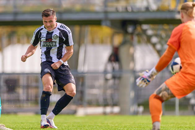 Torschuss Michael Kleinschrodt (VfR Aalen, 09), Lucas Becker (FSV Frankfurt, 01) GER, VfR Aalen vs. FSV Frankfurt, Fussball, Regionalliga Suedwest - Herren, 10. Spieltag, Spielzeit 2026 2027, 03.10.2026 GER, VfR Aalen vs. FSV Frankfurt, Fussball, Regionalliga Suedwest - Herren, 10. Spieltag, Spielzeit 2026 2027, 03.10.2026 Aalen Copyright: xEibner-Pressefoto GeraldxOelze-dexStoppanyx EP_ODS