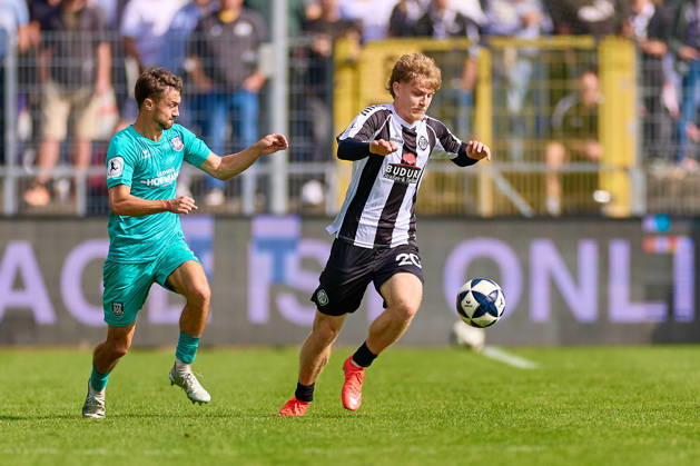 Zweikampf Christoph Ehlich (FSV Frankfurt, 03), Tom Barth (VfR Aalen, 20) GER, VfR Aalen vs. FSV Frankfurt, Fussball, Regionalliga Suedwest - Herren, 10. Spieltag, Spielzeit 2026 2027, 03.10.2026 GER, VfR Aalen vs. FSV Frankfurt, Fussball, Regionalliga Suedwest - Herren, 10. Spieltag, Spielzeit 2026 2027, 03.10.2026 Aalen Copyright: xEibner-Pressefoto GeraldxOelze-dexStoppanyx EP_ODS