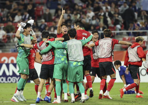(261003) -- TOYOTA, Oct. 3, 2026 -- Players of South Korea celebrate victory after the men s final match of football between South Korea and Japan at 20th Asian Games Aichi-Nagoya 2026 in Toyota of Aichi Prefecture, Japan, Oct. 3, 2026. ) (SP)JAPAN-TOYOTA-ASIAN GAMES-FOOTBALL-MEN S FINAL-KOR VS JPN JiaxHaocheng 