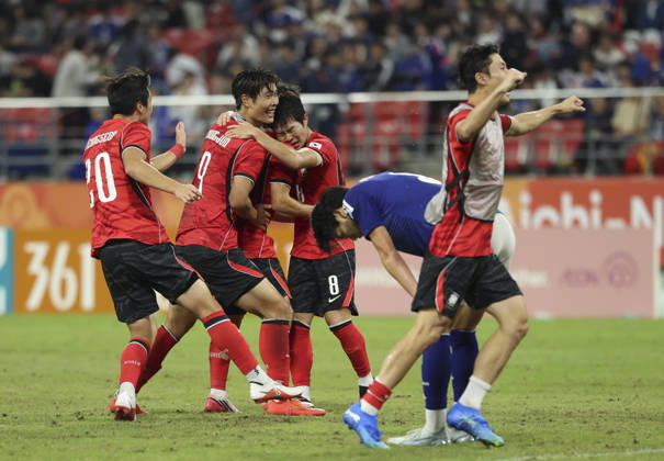 (261003) -- TOYOTA, Oct. 3, 2026 -- Players of South Korea celebrate victory after the men s final match of football between South Korea and Japan at 20th Asian Games Aichi-Nagoya 2026 in Toyota of Aichi Prefecture, Japan, Oct. 3, 2026. ) (SP)JAPAN-TOYOTA-ASIAN GAMES-FOOTBALL-MEN S FINAL-KOR VS JPN JiaxHaocheng 