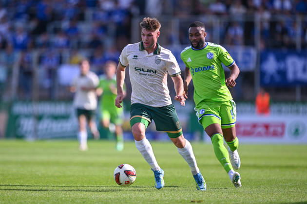 03.10.2026, Fussball, Saison 2026 2027, Testspiel, SC Austria Lustenau - FC Schalke 04, Niklas Pertlwieser (SC Austria Lustenau), Moussa Sylla (FC Schalke 04) xRHR-FOTO YYx Copyright: KROEGER RHR-FOTOx RHR-FOTO YY