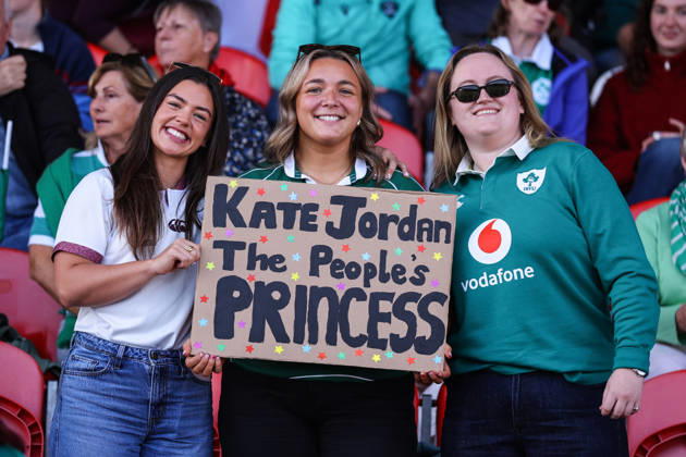 Women s International Test Match, Virgin Media Park, Cork 3 10 2026 Ireland vs Japan Ireland fans with a sign for Ireland s Kate Jordan ahead of her first cap Ireland fans with a sign for Kate Jordan ahead of her first cap 3 10 2026 Copyright: xx BB2_9833