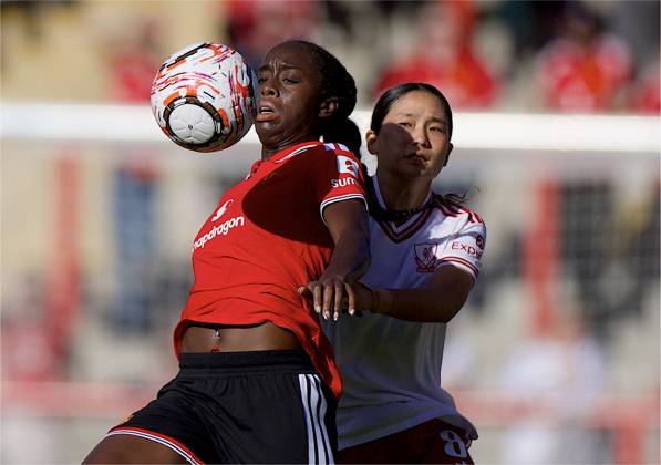 RECORD DATE NOT STATED Football - FA Women s Super League - Manchester United, ManU FC Women v Liverpool FC Women LEIGH, ENGLAND - Saturday, October 3, 2026: Manchester United Women s Simi Awujo (L) is challenged by Liverpool FC Women s FÅ«ka Nagano during the FA Women™s Super League match between Manchester United FC Women and Liverpool FC Women at Leigh Sports Village. (Photo by David Rawcliffe Propaganda) LEIGH Leigh Sports Village MANCHESTER ENGLAND  Copyright: xDavidxRawcliffex 2026-10-03-Man_Utd_Women_v_Liverpool_Women-042